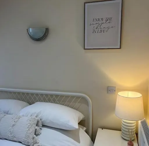 6 Studio Flat, 50M To Airbus