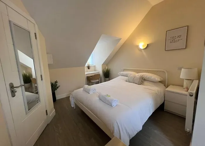 6 Studio Flat, 50M To Airbus