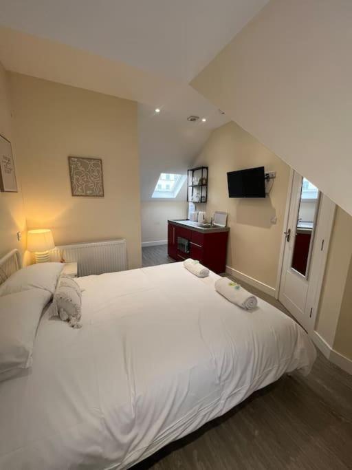 Apartment 6 Flat, 50m To Airbus