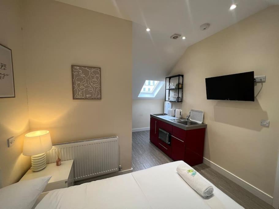 Apartment 6 Flat, 50m To Airbus
