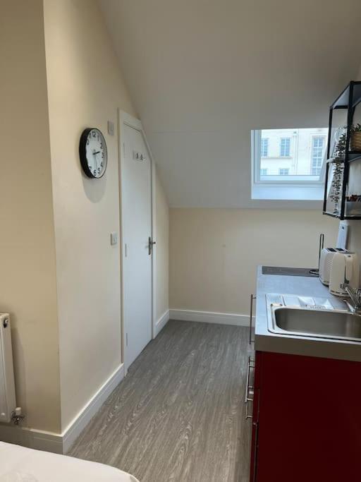6 Flat, 50m To Airbus Apartment